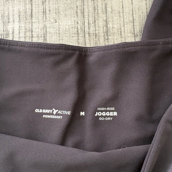 Old Navy Active High-Rise Jogger in Black - Picture 3 of 3